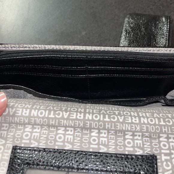 NWT Kenneth Cole Reaction wallet with retractable clutch. - Picture 5 of 8